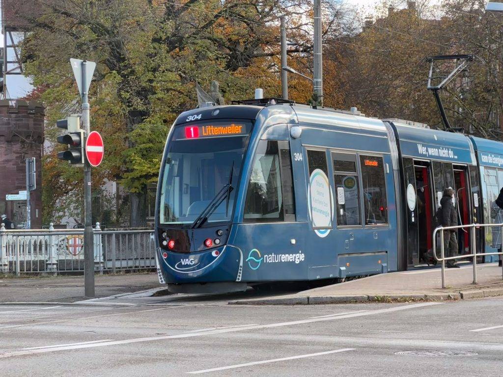 Freiburg: Kinder sagen Haltestellen der Straßenbahnlinie 1 an