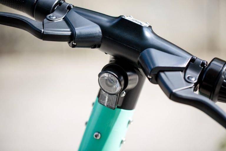 Müllheim: Unfall mit E-Scooter verletzt 15-jährige Fußgängerin