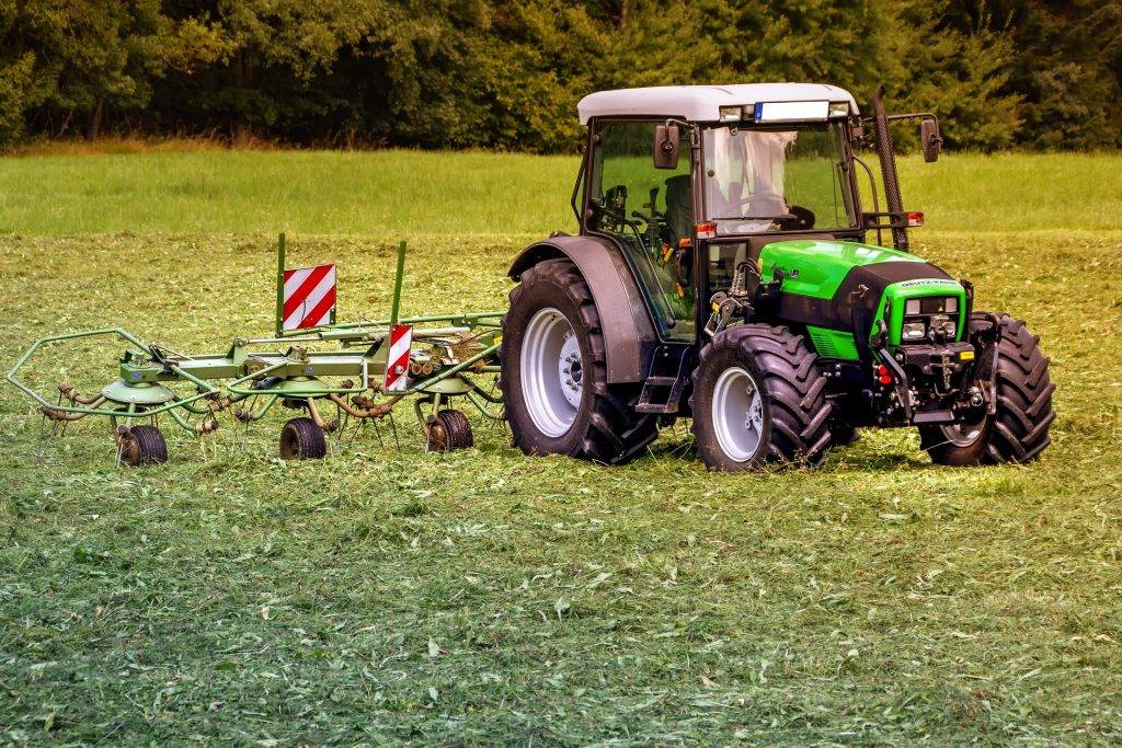Großbrand bei Binzen: Traktor & Anhänger vollständig zerstört