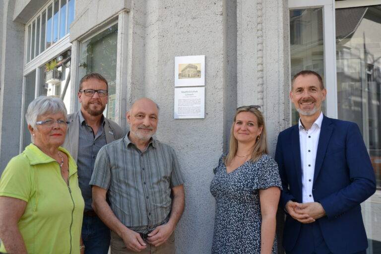 Lörrach: Schild an Stadtbibliothek erzählt Kaufhaus-Geschichte