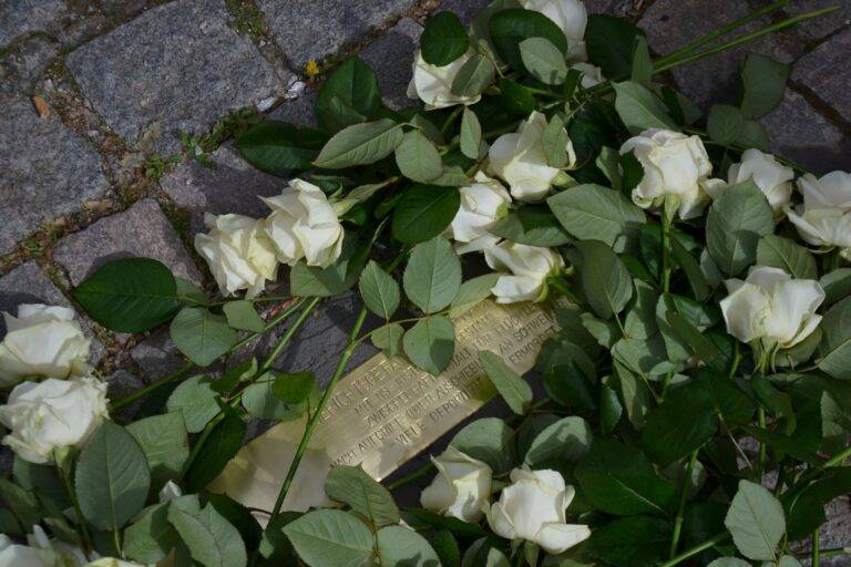 Neue Stolperschwelle vor der JVA in Lörrach verlegt