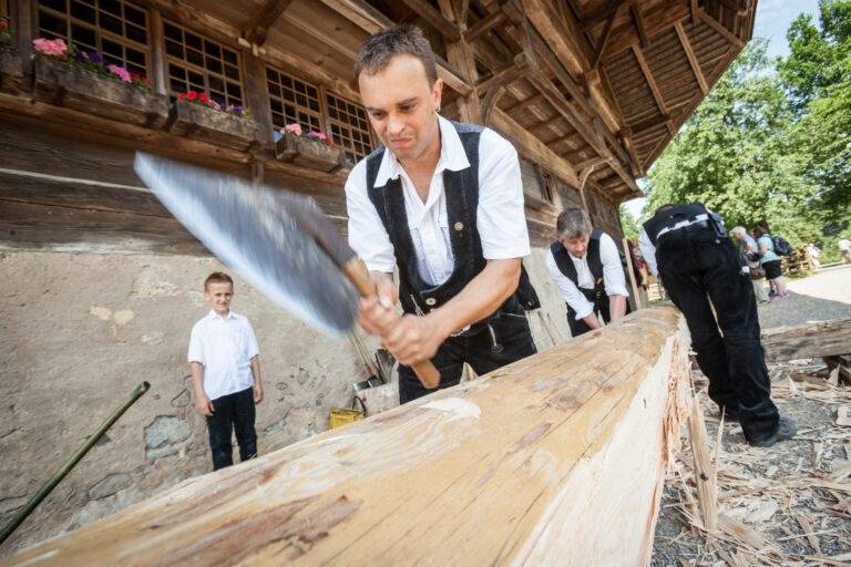 Zimmererhandwerk live bei Vogtsbauernhof in Gutach erleben