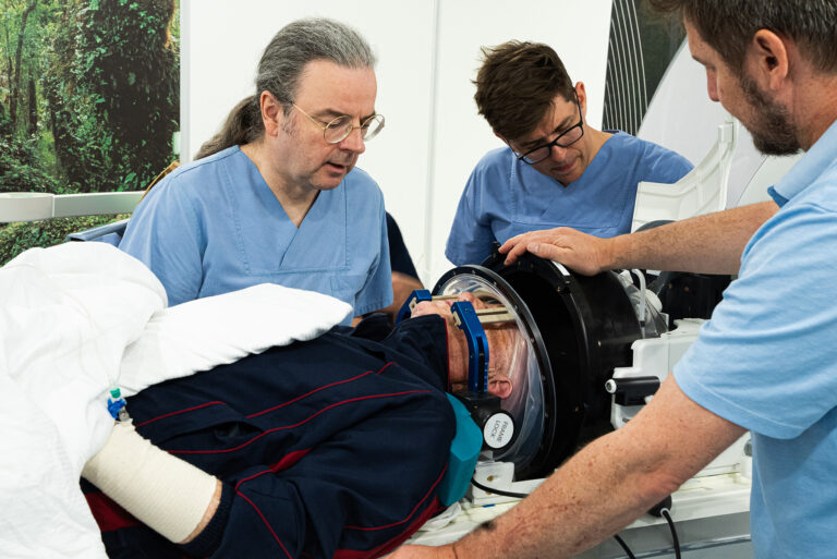 Uniklinik Freiburg: Ultraschallbehandlung lindert Tremor sofort & dauerhaft