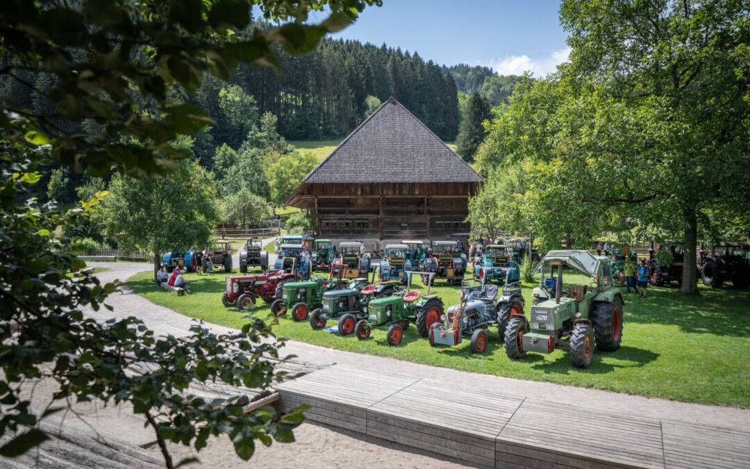 Traktor-Oldtimer locken ins Freilichtmuseum Vogtsbauernhof nach Gutach