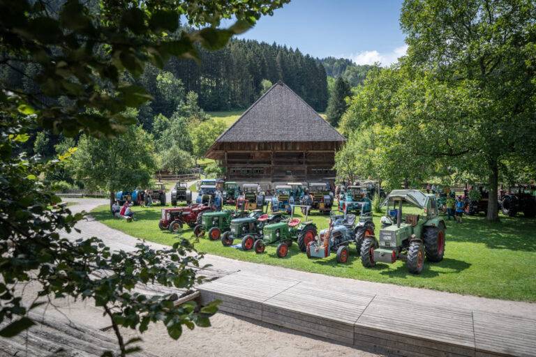 Traktor-Oldtimer locken ins Freilichtmuseum Vogtsbauernhof nach Gutach