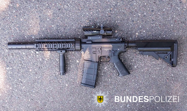 Sturmgewehr-Attrappe bei Neuenburg sichergestellt