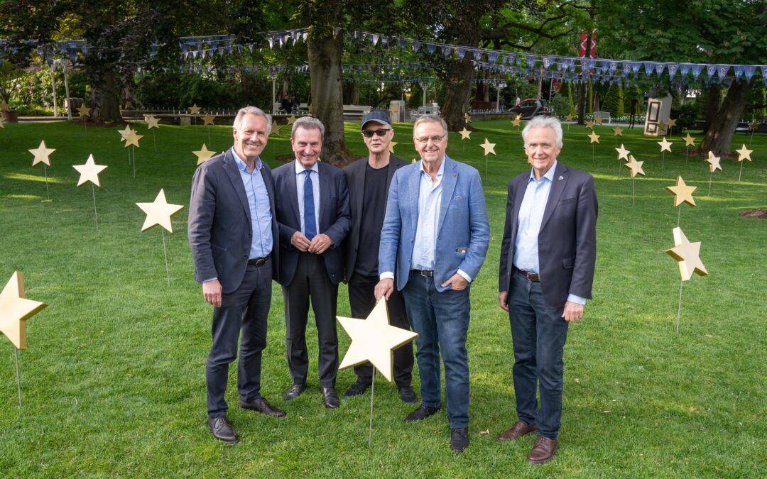 Kunstinstallation: Goldene Sterne feiern Europa im Europa-Park