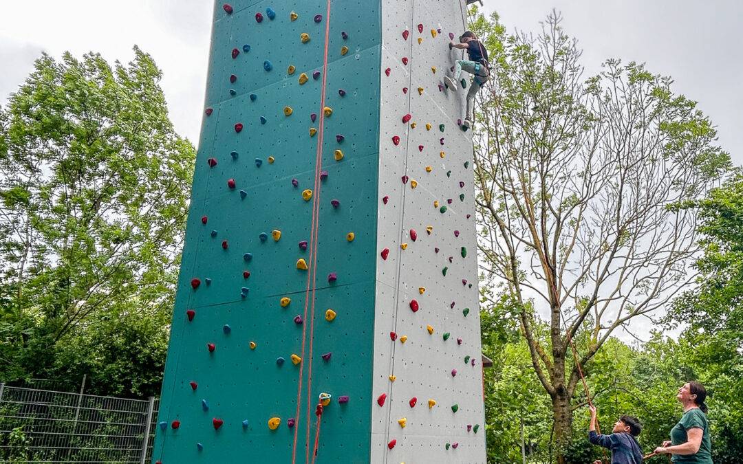 Spaß am Kletterturm im aquarado Bad Krozingen