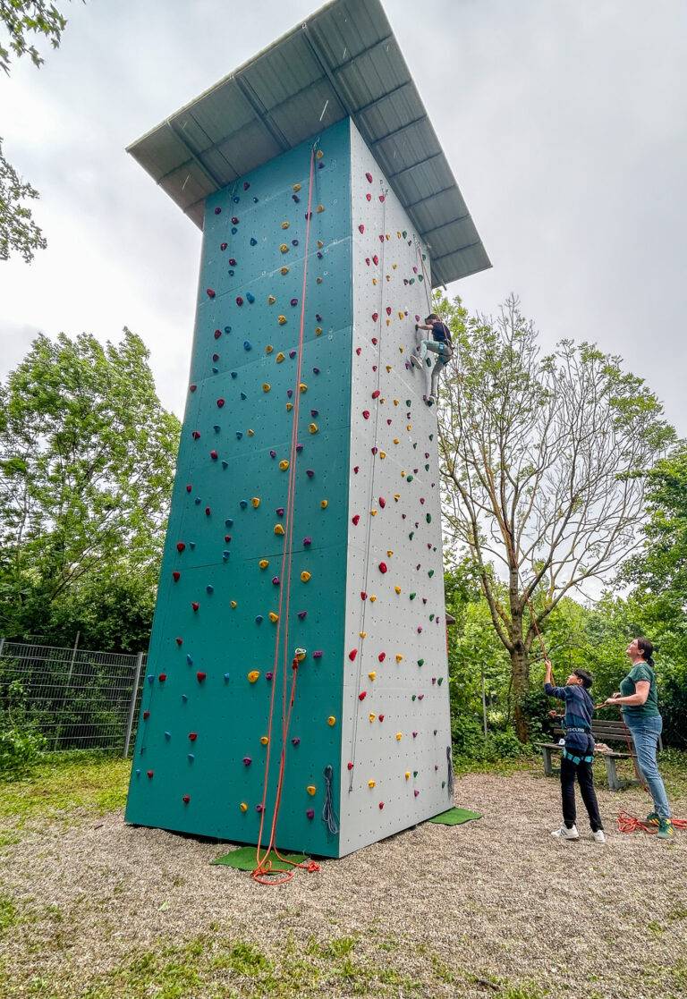 Spaß am Kletterturm im aquarado Bad Krozingen