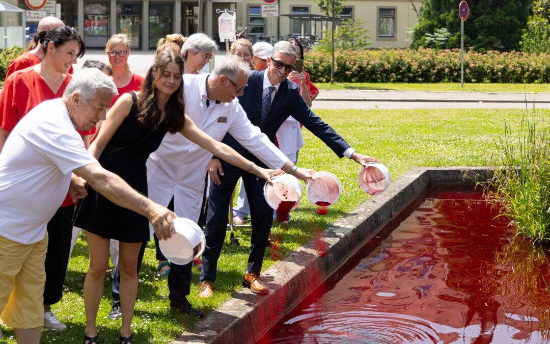 Uniklinik Freiburg färbt Teich rot für Weltblutspendetag