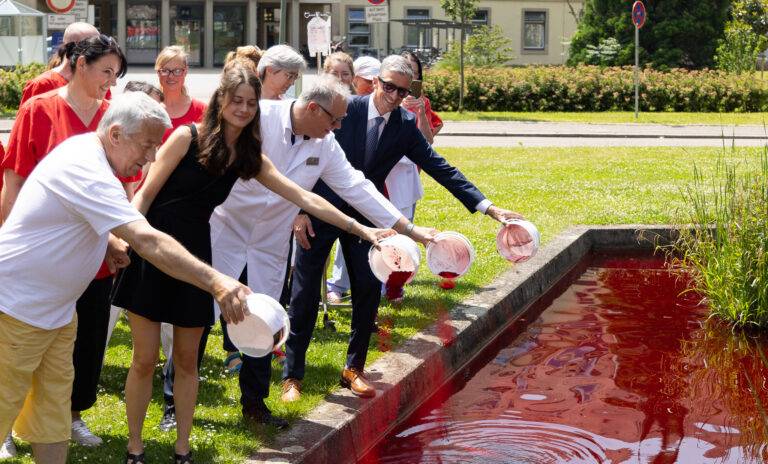 Uniklinik Freiburg färbt Teich rot für Weltblutspendetag