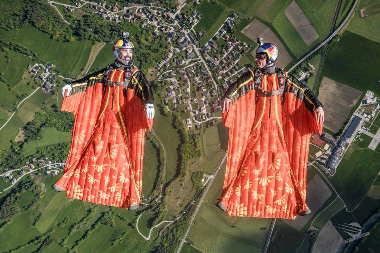 Wingsuit-Sprung aus Zeppelin über Europa-Park Rust