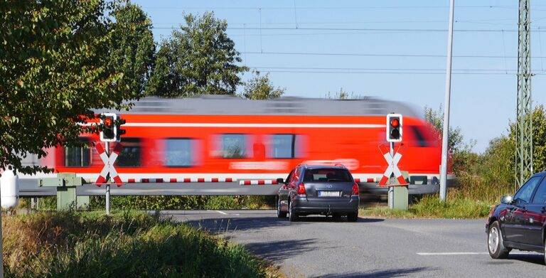 Lkw fährt Bahnschranke in Grenzach-Wyhlen ab