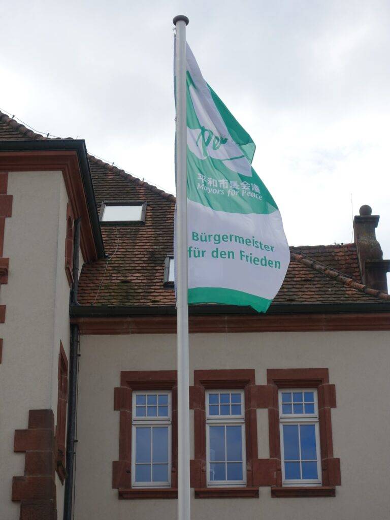 Denzlingen hisst Friedensflagge am Rathaus ab Dienstag