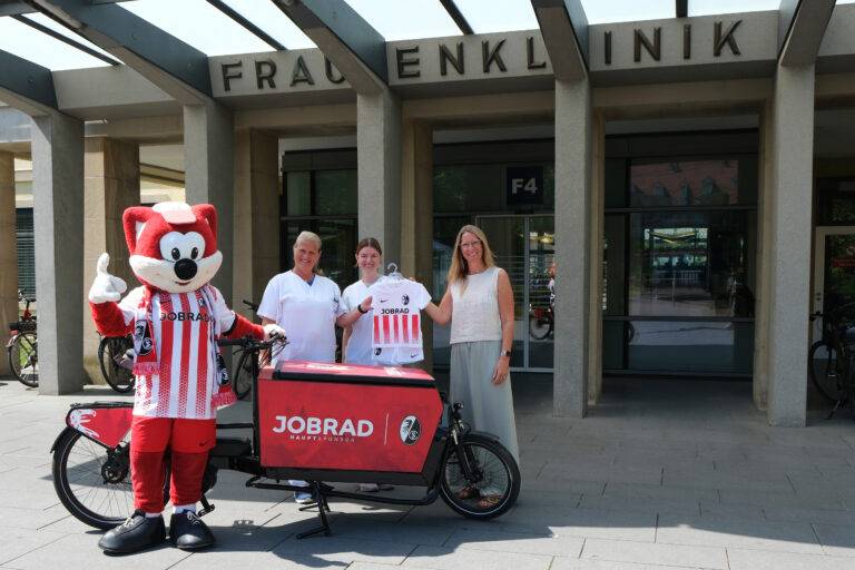 Neues SC-Freiburg-Trikot: JobRad schenkt Babys neue Trikots