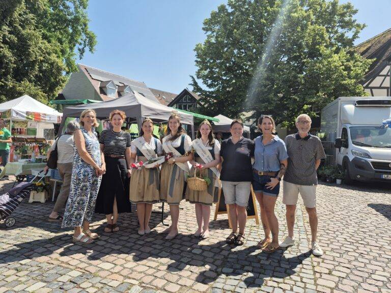 Kirschenhoheiten beschenken Besucher am Wochenmarkt Emmendingen