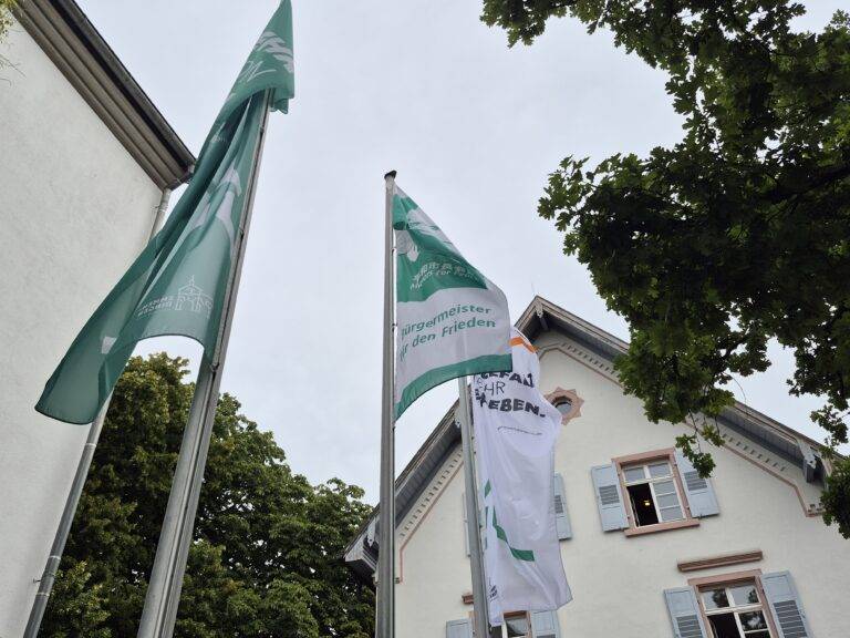 Emmendingen hisst die Friedensflagge bei „Mayors for Peace“