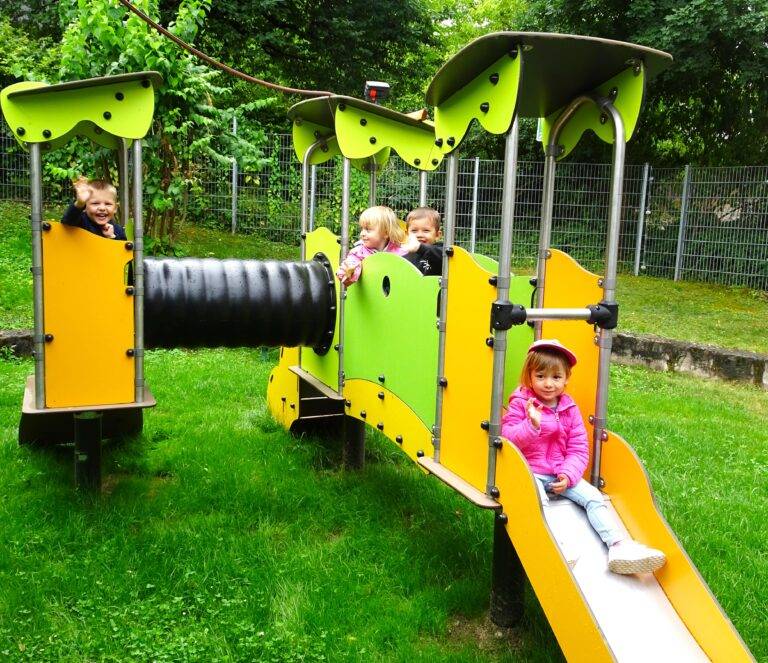 Weil am Rhein: Neue Rutschbahn für Kita Schwalbennest