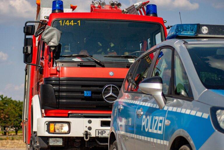 Großer Brand bei Ballenpresse am Friedhof Müllheim gelöscht
