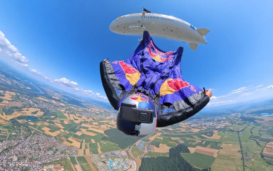 Wingsuit-Sprung im Europa-Park Rust zum 50. Jubiläum