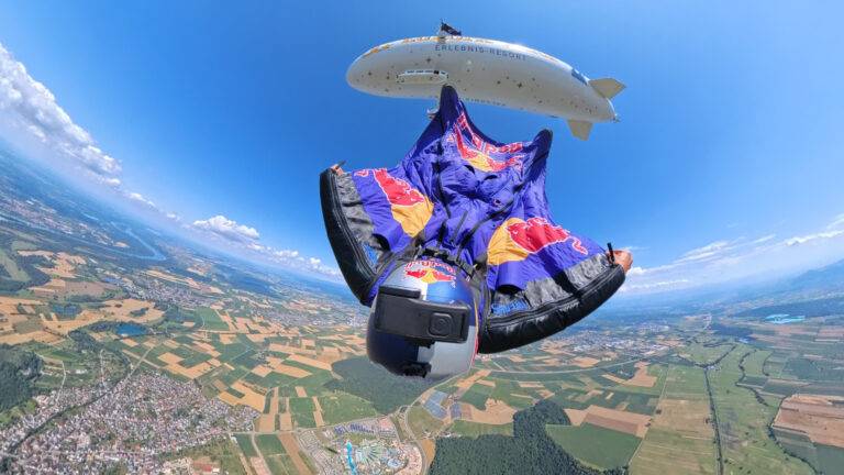 Wingsuit-Sprung im Europa-Park Rust zum 50. Jubiläum