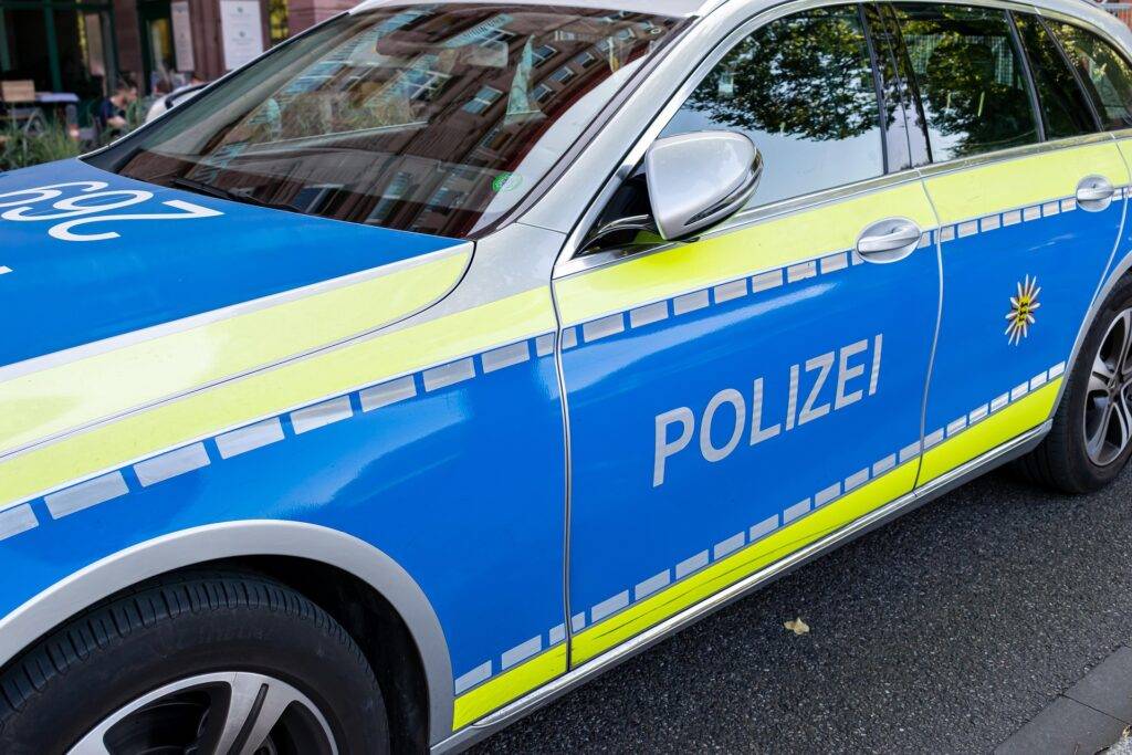 Sperrung bei Ottersweier: Auto brennt auf A5, Fahrer geflüchtet