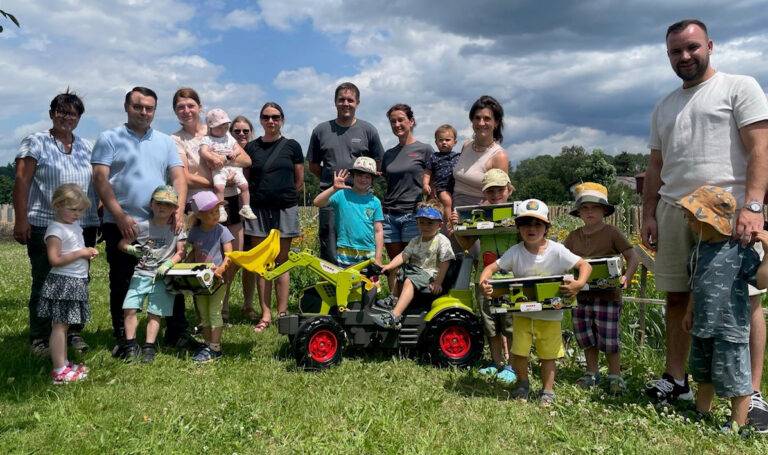 Claas spendet Spielzeugtraktoren an Kita in Herbolzheim