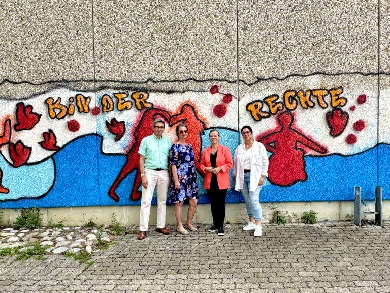 Weil am Rhein: Neuer Selfie-Schmetterling an Sporthallenwand
