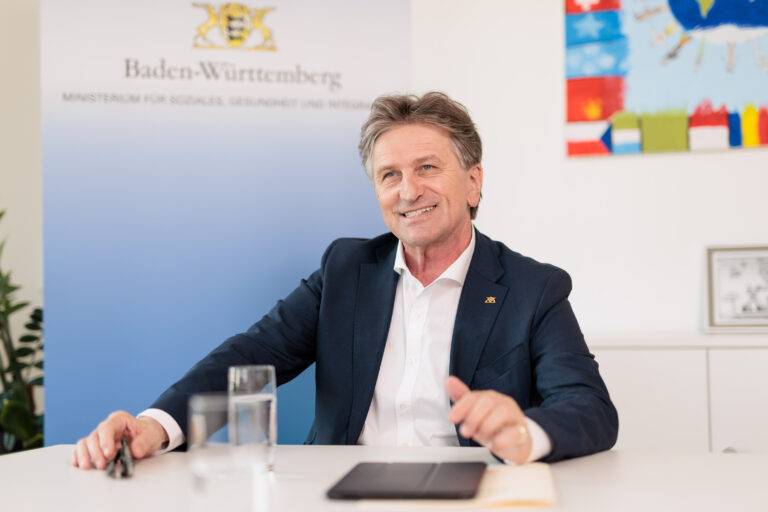 Extra fürs Ehrenamt: Manne Lucha kommt nach Freiburg