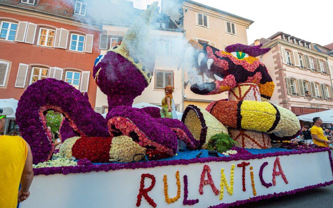 Europa-Park feiert Corso Fleuri in Sélestat mit Blumenkorso
