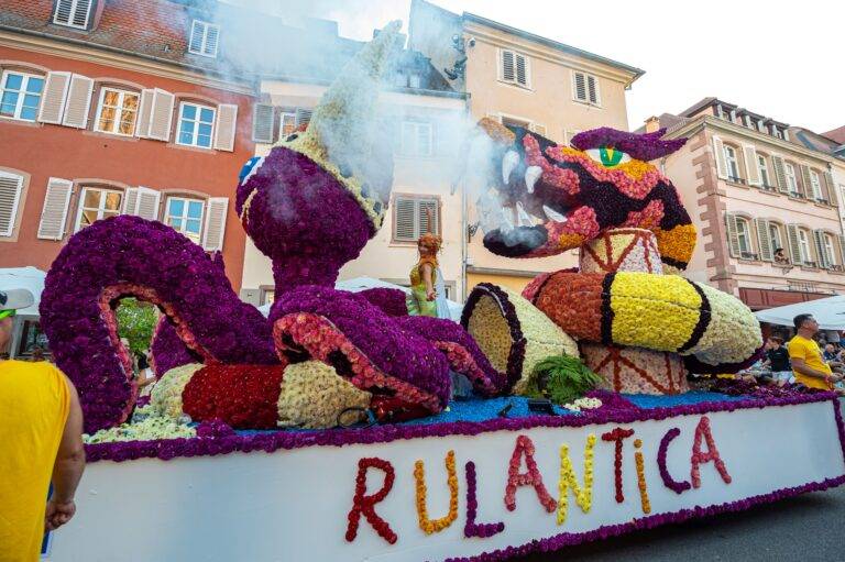 Europa-Park feiert Corso Fleuri in Sélestat mit Blumenkorso