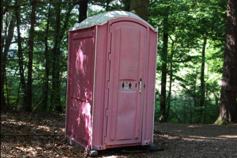 Brand in Freiburg-Herdern: Mobile Toilette angezündet