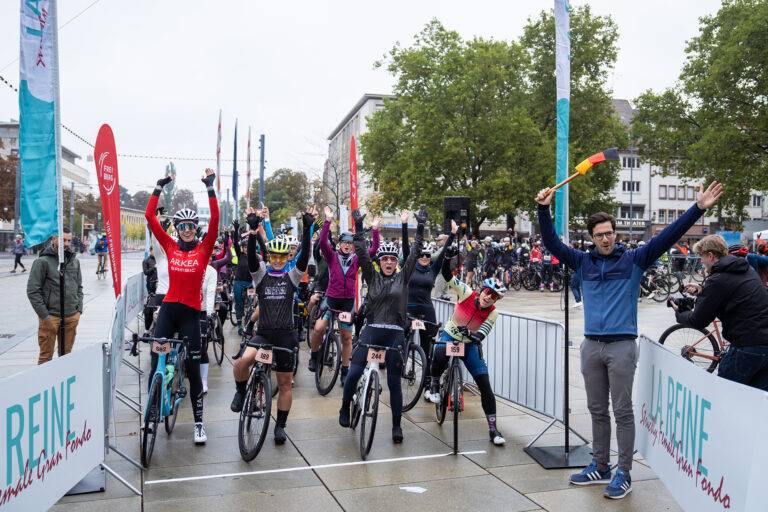 Freiburg: 475 Radsportlerinnen feiern „La Reine“ Premiere