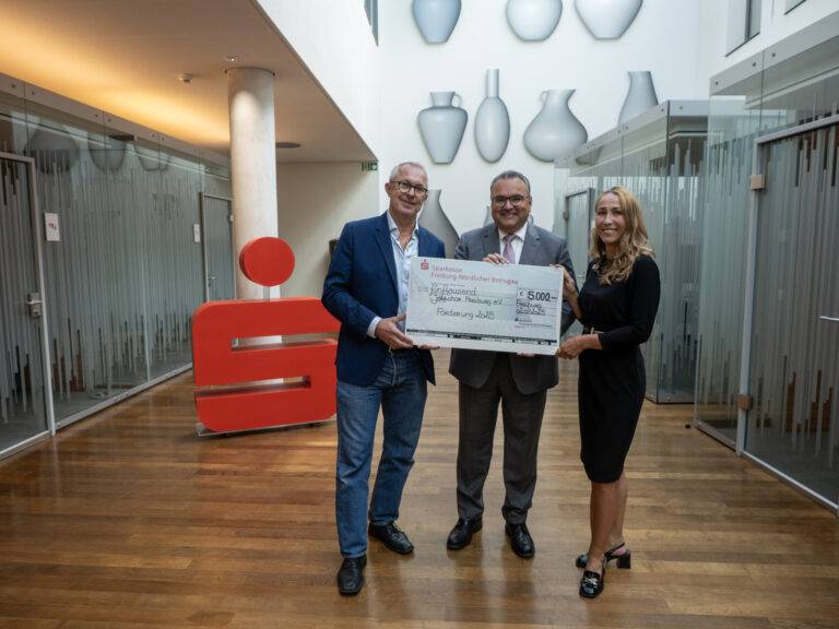 Sparkasse spendet 5.000 Euro an den Jazzchor Freiburg