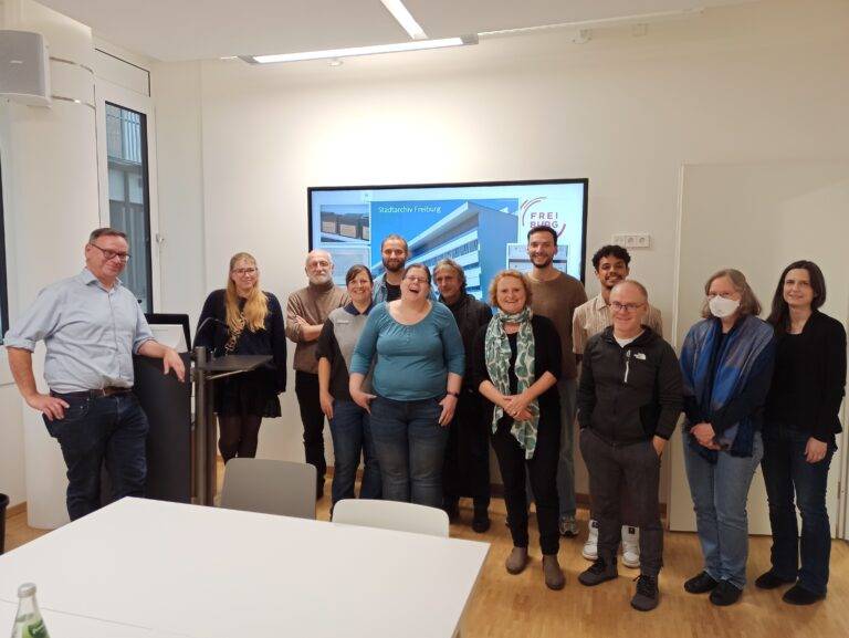 Archivfachleute aus Emmendingen besuchen Stadtarchiv Freiburg