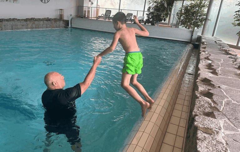 Emmendingen: Schwimmkurs für geflüchtete Kinder dank Spenden