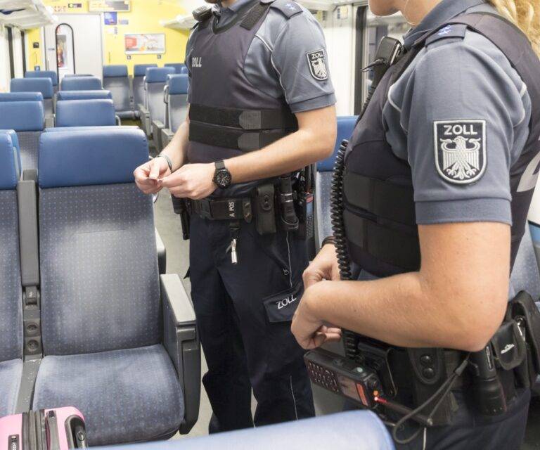 Freiburg: Zoll stellt 400 geschmuggelte Zigarren sicher