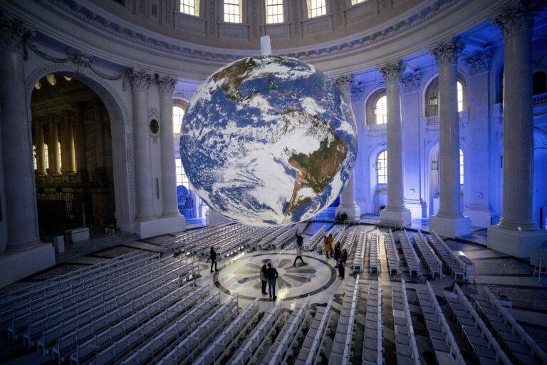Gaia-Kunstwerk leuchtet im Dom St. Blasien