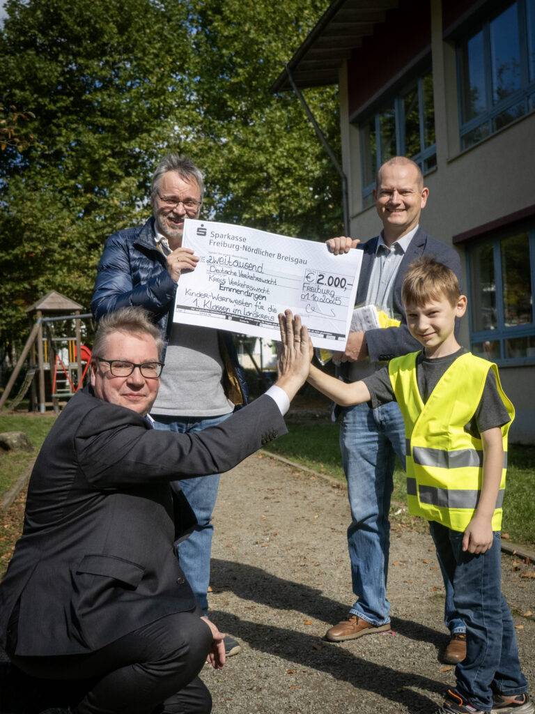 Emmendingen: 2.000 € Spende für Warnwesten der Erstklässler