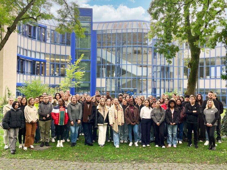 440 Nachwuchskräfte starten an der Uniklinik Freiburg durch