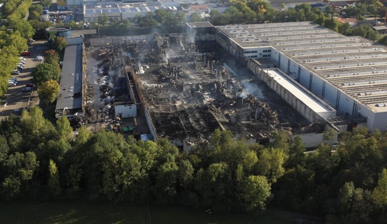 Großbrand Freiburg-Hochdorf: Feuer gelöscht, Gebäude einsturzgefährdet