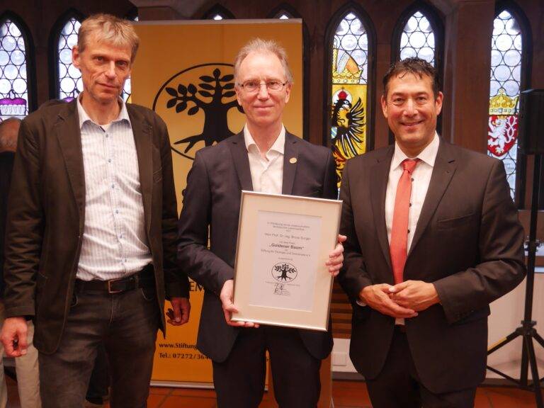 Freiburg: Goldener Baum für Bruno Burger vom Fraunhofer ISE