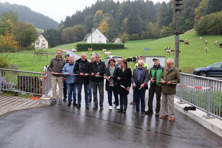 Neue Erzenbachbrücke in Winden im Elztal eingeweiht
