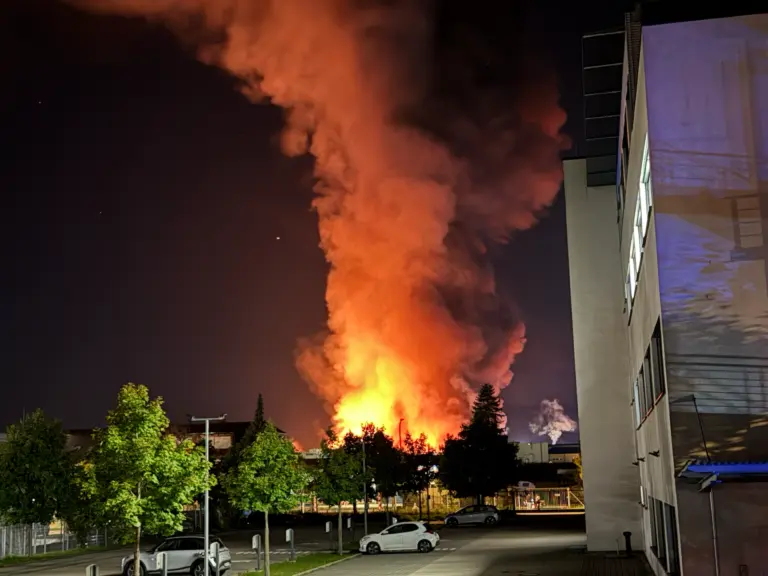 Großbrand in Freiburg-Hochdorf unter Kontrolle, eine leicht verletzte Person