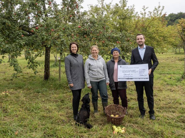 Eichstetten: Sparkasse Freiburg unterstützt Apfelprojekt