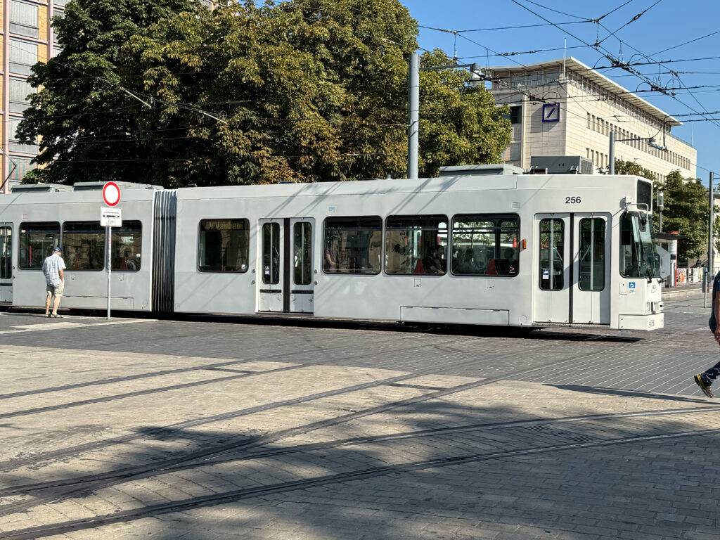 Gleisarbeiten in Freiburg: Linien 1 bis 4 zwei Tage unterbrochen – So fahren die Straßenbahnen