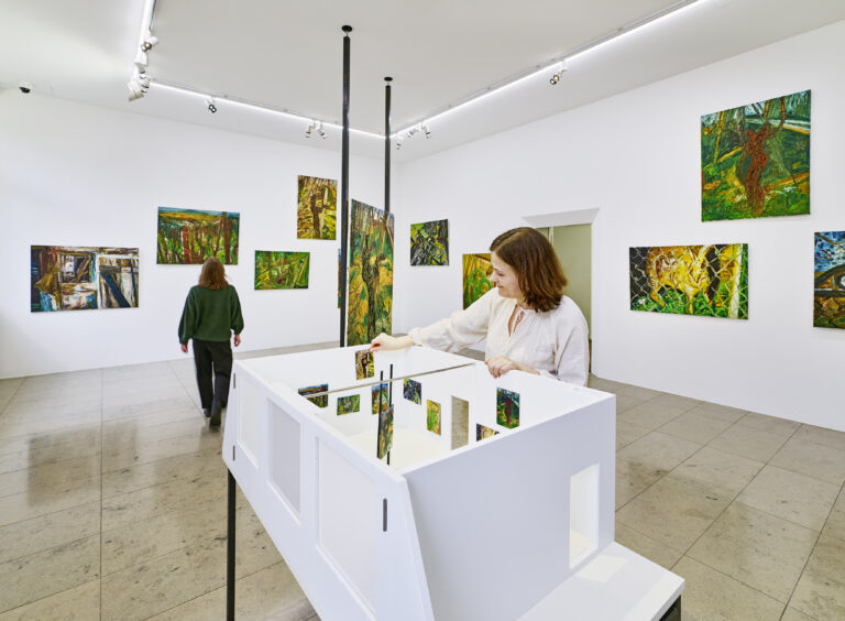 Freiburg: Neue Ausstellung „Mal er, mal sie“ im Museum für Neue Kunst