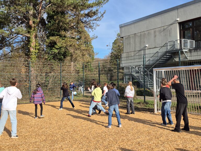 Frisch sanierter Bolzplatz am Goethe-Gymnasium Emmendingen