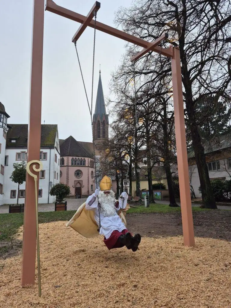 Neue Hochschaukel auf dem Schlossplatz in Emmendingen