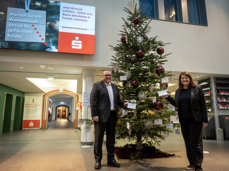 Weihnachtswünsche für 75 ukrainische Kinder in Freiburg